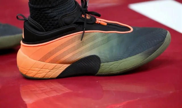 kaiyun-米切尔穿着Issue.7，得到20分6篮板3助攻1抢断